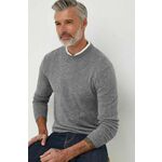Volnen pulover United Colors of Benetton moški, siva barva - siva. Pulover iz kolekcije United Colors of Benetton. Model izdelan iz udobne pletenine. Zaradi svoje visoke termoregulacijske sposobnosti vam volna pomaga ohranjati toploto, ko je...