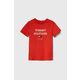 Otroška bombažna kratka majica Tommy Hilfiger rdeča barva - rdeča. Otroške lahkotna kratka majica iz kolekcije Tommy Hilfiger, izdelana iz visokokakovostne pletenine, ki je bila izdelana na trajnostni način. Model iz izjemno udobne bombažne tkanine.