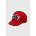 Otroška bombažna bejzbolska kapa GAP rdeča barva - rdeča. Otroška kapa s šiltom vrste baseball iz kolekcije GAP. Model izdelan iz tkanine z nalepko.