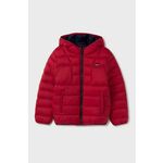Otroška jakna Mayoral rdeča barva - rdeča. Otroški jakna iz kolekcije Mayoral. Delno podložen model, izdelan iz gladke tkanine. Prešiti model s sintetično izolacijo za dodatno udobje pri nižjih temperaturah.