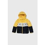 Otroška jakna Guess rumena barva - rumena. Otroški jakna iz kolekcije Guess. Podložen model, izdelan iz vzorčastega materiala. Prešiti model s sintetično izolacijo za dodatno udobje pri nižjih temperaturah.