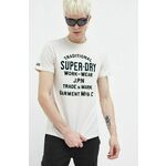 Kratka majica Superdry moški, bež barva - bež. Lahkotna kratka majica iz kolekcije Superdry, izdelana iz izjemno udobne pletenine. Model iz mehke in na otip prijetne tkanine.