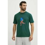Bombažna kratka majica New Balance moška, zelena barva, MT41579NWG - zelena. Kratka majica iz kolekcije New Balance, izdelana iz pletenine s potiskom. Model iz izjemno udobne bombažne tkanine.