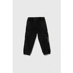 Otroške bombažne hlače Guess črna barva - črna. Otroški hlače iz kolekcije Guess. Model izdelan iz enobarvnega materiala. Model iz izjemno udobne bombažne tkanine.