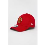 New Era kapa Manchester United - rdeča. Kapa s šiltom vrste baseball iz kolekcije New Era. Model izdelan iz enobarvne tkanine.
