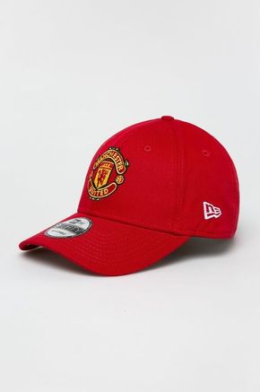New Era kapa Manchester United - rdeča. Kapa s šiltom vrste baseball iz kolekcije New Era. Model izdelan iz enobarvne tkanine.