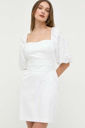 Obleka Guess bela barva - bela. Obleka iz kolekcije Guess. Model izdelan iz tkanine z nalepko. Model iz izjemno udobne tkanine z visoko vsebnostjo bombaža.