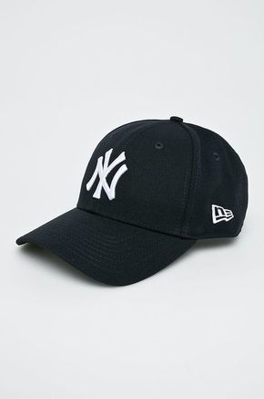 New Era kapa Yankees - mornarsko modra. Kapa s šiltom vrste baseball iz kolekcije New Era. Model izdelan iz enobarvne tkanine.