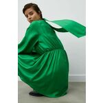 Svilena obleka Samsoe Samsoe zelena barva, - zelena. Lahkotna obleka iz kolekcije Samsoe Samsoe. Nabran model izdelan iz enobarvne tkanine. Zračen material, občutljiv na dotik.