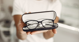 Ali veste, kako pravilno negovati korekcijska očala? Ugotovite, kako očistiti svoja očala.