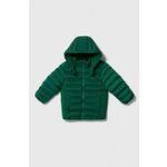 Otroška jakna United Colors of Benetton zelena barva - zelena. Otroški jakna iz kolekcije United Colors of Benetton. Podložen model, izdelan iz prešitega materiala. Model z dvignjenim ovratnikom zagotavlja dodatno zaščito pred mrazom.