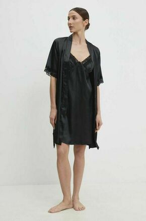 Komplet pižame Answear Lab črna barva - črna. Komplet pižame - spalna srajca in kopalni plašč iz kolekcije Answear Lab. Model izdelan iz satenaste tkanine. Model iz mehke in zračne tkanine je idealen za toplejše letne čase.
