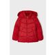 Otroška jakna Mayoral rdeča barva - rdeča. Otroški jakna iz kolekcije Mayoral. Podložen model, izdelan iz gladke tkanine. Prešiti model s sintetično izolacijo za dodatno udobje pri nižjih temperaturah.