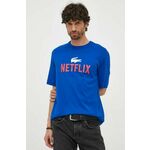 Bombažna kratka majica Lacoste x Netflix - modra. Kratka majica iz kolekcije Lacoste, izdelana iz pletenine s potiskom. Model iz izjemno udobne bombažne tkanine.
