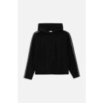 Otroški bombažen pulover Coccodrillo črna barva, s kapuco - črna. Otroški pulover s kapuco iz kolekcije Coccodrillo. Model z zapenjanjem na zadrgo, izdelan iz enobarvne pletenine.
