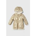 Otroška dvostranska jakna Guess zlata barva - zlata. Otroški jakna iz kolekcije Guess. Podložen model, izdelan iz gladkega materiala. Model z dvignjenim ovratnikom zagotavlja dodatno zaščito pred mrazom.