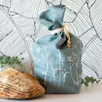 Helen Round Vrečka za kruh iz blaga - Hedgerow Design - Duck Egg Blue