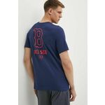 Bombažna kratka majica Nike Boston Red Sox moška, mornarsko modra barva - mornarsko modra. Kratka majica iz kolekcije Nike, izdelana iz tanke, rahlo elastične pletenine. Model iz zračne bombažne tkanine.