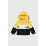 Otroška jakna Guess rumena barva - rumena. Otroški jakna iz kolekcije Guess. Podložen model, izdelan iz prešitega materiala. Model z dvignjenim ovratnikom zagotavlja dodatno zaščito pred mrazom.