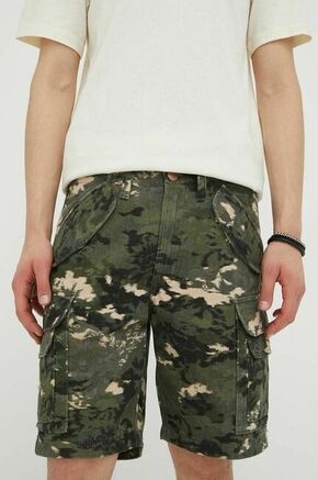 Bombažne kratke hlače Wrangler zelena barva - zelena. Kratke hlače iz kolekcije Wrangler. Model izdelan iz vzorčaste tkanine. Model iz izjemno udobne in zračne tkanine je idealen za toplejše letne čase.