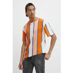 Bombažna kratka majica Karl Kani moški, oranžna barva - oranžna. Lahkotna kratka majica iz kolekcije Karl Kani, izdelana iz pletenine, prijetne na otip. Model iz visokokakovostnega in trajnostnega materiala.