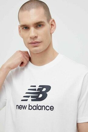 Bombažna kratka majica New Balance bela barva - bela. Kratka majica iz kolekcije New Balance. Model izdelan iz pletenine s potiskom. Izjemno udoben material