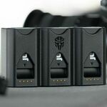 Jupio x Pr1me Gear Tri-Charge polnilec za LP-E6