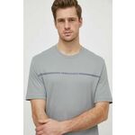 Bombažna kratka majica Armani Exchange moški, siva barva - siva. Kratka majica iz kolekcije Armani Exchange, izdelana iz tanke, elastične pletenine. Model iz zračne bombažne tkanine.