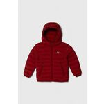 Otroška jakna Guess rdeča barva - rdeča. Otroški jakna iz kolekcije Guess. Delno podložen model, izdelan iz prešitega materiala. Model s sintetično izolacijo za dodatno udobje pri nižjih temperaturah.