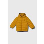 Otroška jakna United Colors of Benetton rumena barva - rumena. Otroški jakna iz kolekcije United Colors of Benetton. Podložen model, izdelan iz vodoodpornega materiala. Vgrajena kapuca poveča zaščito pred mrazom in vetrom.