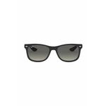 Otroška sončna očala Ray-Ban Junior New Wayfarer črna barva, 0RJ9052S - črna. Otroška sončna očala iz kolekcije Ray-Ban. Model z enobarvnimi stekli in okvirji iz plastike. Ima filter UV 400.